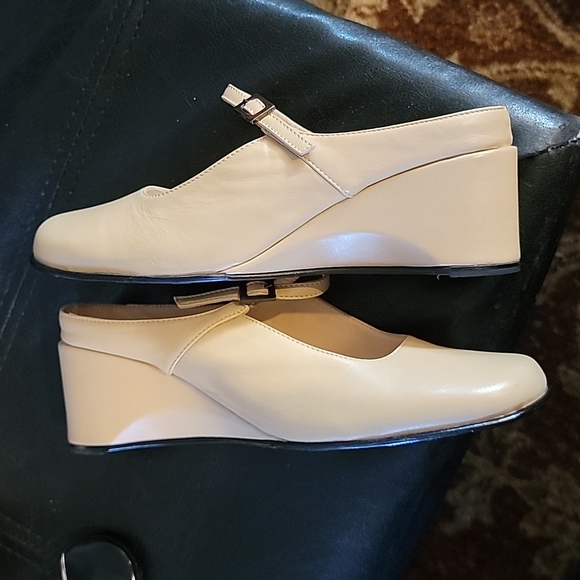 Taryn Rose Cream Butter Soft Slide-In - Picture 6 of 7